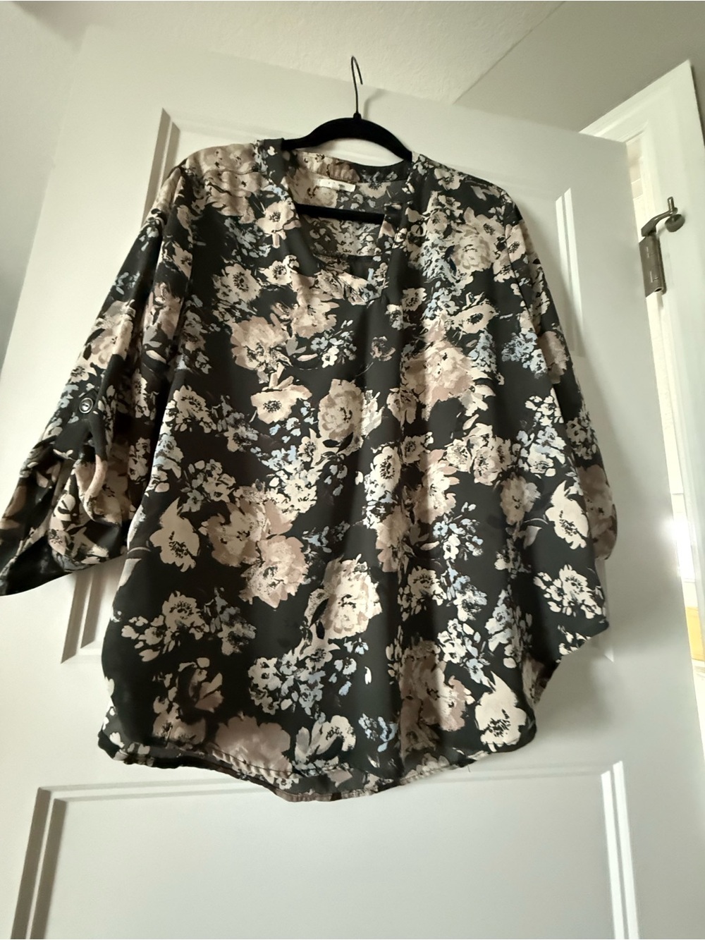 Maurices Green Floral V-Neck Long Sleeve Top with Beige Flowers